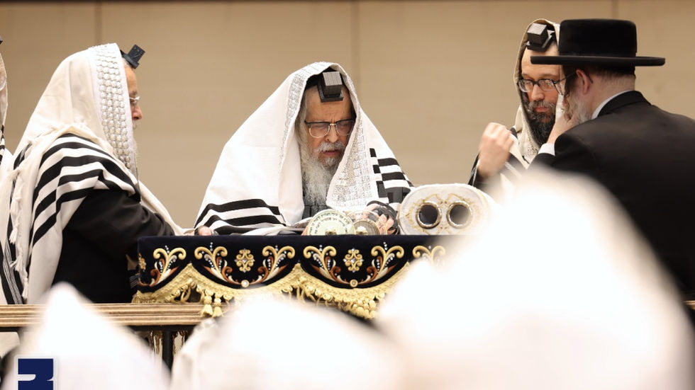 שהחיינו: האד' מסאטמאר צום ערשטן מאל עולה אויף נייעם ספר תורה נאך היסטארישע ימי החגיגה ל"ג בעומר