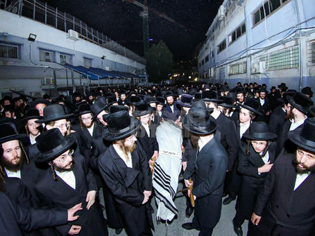 הונדערטער ביי הארצרייסנדע לוויה פון האברך ר' עקיבא ראנד ז"ל פארנט פון ביהמ"ד טשערנאביל אין ירושלים