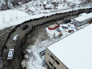 אלפי תלמידי המוסדות אין קרית יואל געבן אפ פאסיגע כבוד האחרון ביי לוי' צוג פון הנגיד ר' ישראל דוב גאלדבערגער ז"ל