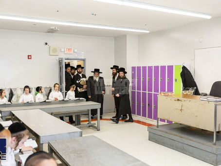 חסידי סאטמאר תושבי לעיקוואד מיטגעהאלטן יומא אריכתא ביי דערהויבענע באזוך פון האד' מסאטמאר בתוככי העיר