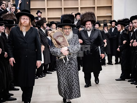 שמחה כפולה ביי "הכנסת ספר תורה" ומעמד "חנוכת הבית" פאר בנין החדש פון ישיבה לצעירים דסאטמאר אין וויליאמסבורג