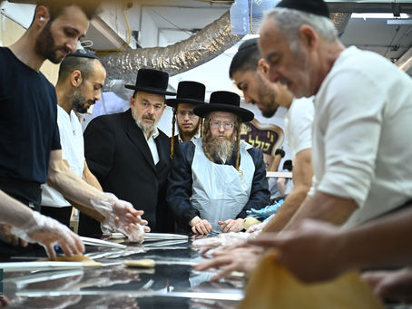 עַרְבֵי פְסָחִים • האד' משומרי אמונים ביי אפיית מצות לקראת יום טוב פסח