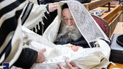 כְּשֵׁם שֶׁנִּכְנַס לַבְּרִית • שמחת הברית פון אייניקל ביי האד' מטשערנאביל 