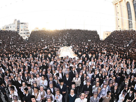 ליכטיגע ימי שמחת התורה ביי היסטארישער מעמד הכנסת ספר תורה געשריבן דורך רבבות חסידי בעלזא לכבודו פון האד' מבעלזא