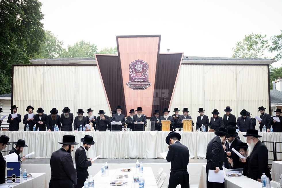פייערליכער מעמד "הנחת אבן הפנה" ביים נייעם פליגל פון בנין ישיבה קטנה דסקווירא אין מאנסי