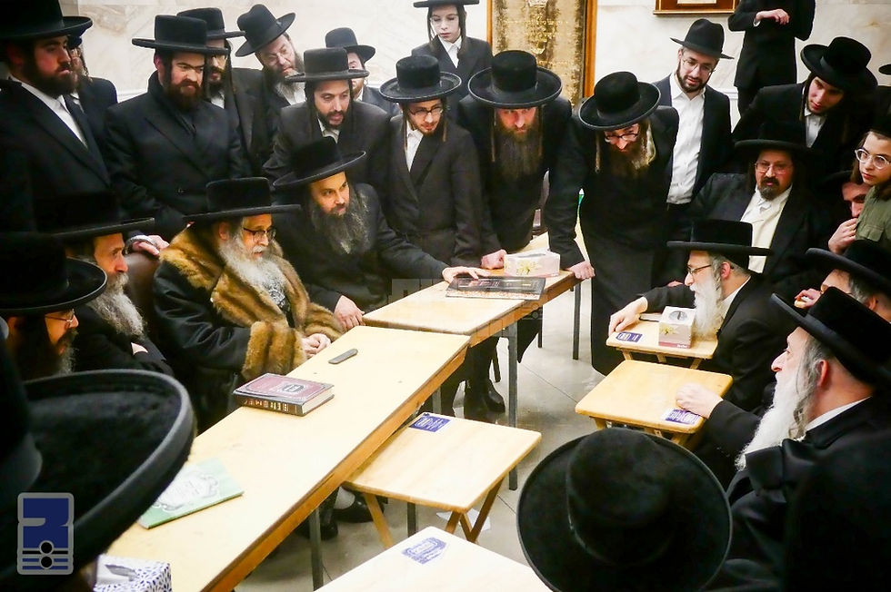 ניחום אבלים ביי הרבנים קינדער פון כ"ק גאב"ד סיגעיט זצ"ל ע"פ אמם הרבנית ע"ה | בילדער גאלעריע