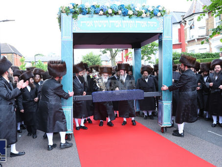 שמחה כפולה: חגיגת הכנסת ספר תורה און חנוכת הבית פאר'ן נייעם בנין ישיבה קטנה ישועות משה וויזניץ אין לאנדאן