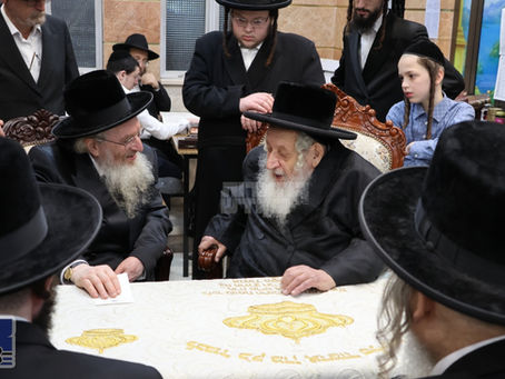 האדמור"ים מקארלין סטאלין און מאחנובקא בעלזא באזוכן ביי האד' מנאראל לרגל השמחה במעונו