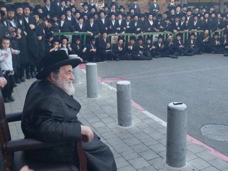 ברוך הבא: הונדערטער וויזניצע חסידים געמאכט "שהחיינו בשם ומלכות" ביים פייערליך מקבל זיין פני האד' מוויזניץ