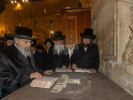 שָׁבַת מְשׂוֹשׂ לִבֵּנוּ • תשעה באב בחצר הקודש פינסק קארלין