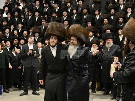 וישישו בשמחה: פילע חסידים ומעריצים מיטגעלעבט פייערליכע שמחת החתונה בחצר תולדות משה