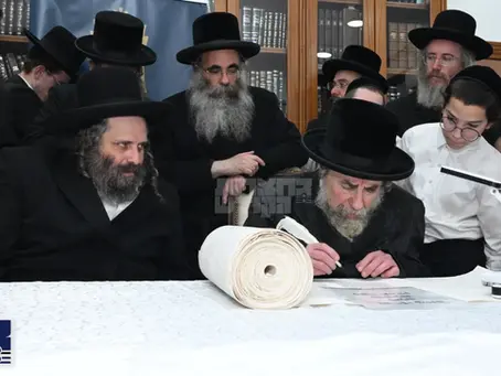 הרה"צ רבי שלמה צבי אלתר שליט"א בן האד' מגור באזוכט בבתי גדולי ישראל אינאיינעם מיט יתומים פון "הבן יקיר"