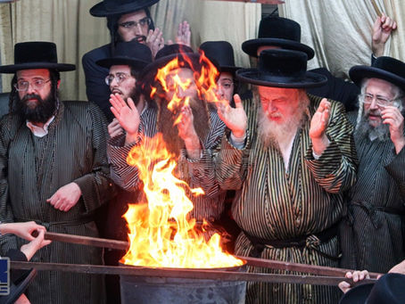 ווידיאו • מעמד שריפת הפתילות זאת חנוכה בחצר הקודש מבקשי אמונה