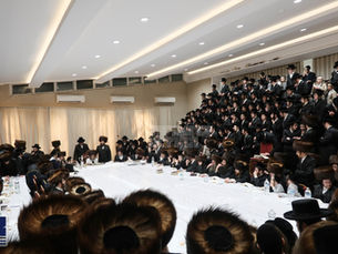 הערליכער שב"ק אין לאנדאן מיט כ"ק אדמו"ר מקרעטשניף סיגעט שליט"א