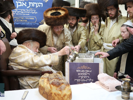 מריחוק מקום: הנחת אבן הפינה צום נייעם ביהמ"ד מפואר דחסידי תולדות אברהם יצחק אין לאנדאן
