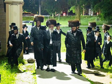 האד' מוויען צוגאסט אויף שב"ק בקרב חסידיו אין שטאט מאנסי | בילדער גאלעריע