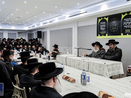 האד' מסאטמאר אראפגעשטעלט נייע "שלוה בודזשעט" פאר חתונות אין קרית יואל ביי כינוס ראשי העיר ועסקנע קרית יואל