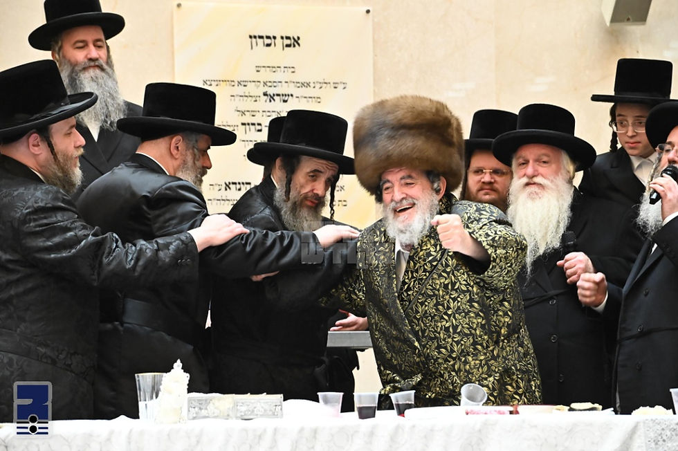 ימי אורה ושמחה פון יום טוב חנוכה בחצה"ק וויזניץ געשלאסן ביי געהויבענעם זאת חנוכה טיש באנפין נהירין