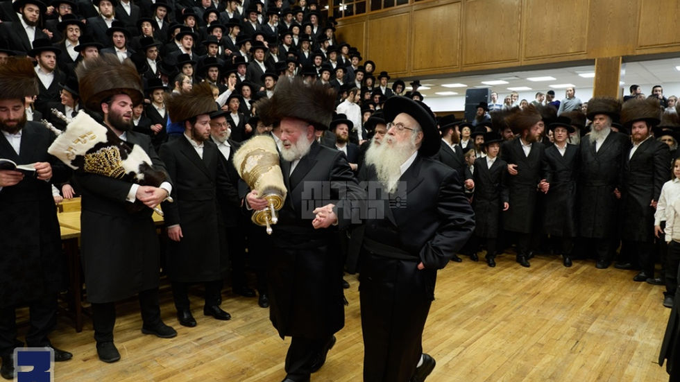 תורתו מגן לנו: שיינעם הכנסת ספר תורה צום ביהמ"ד הגדול צאנז קלויזענבורג געפייערט דעם ל"ג בעומר