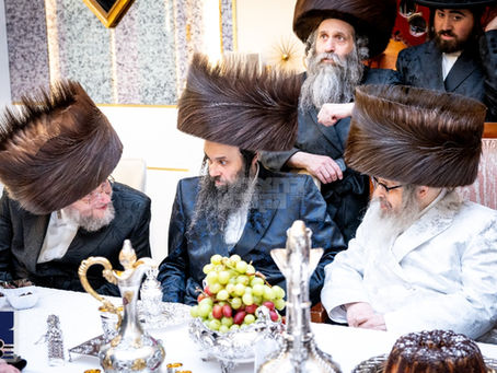 האד' מסאטמאר באזוכט אין סוכה פון הנגיד ר' יצחק ראבינאוויטש הי"ו נאך היסטארישע נדבה פאר נייע תנאים זאל בביתו נאוה קודש