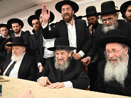 הערליכע חתונה במעונו פון ראש הישיבה הגאון רבי דוב לאנדא שליט"א; החתן זוהן פון נכדו ונאמן ביתו הרב מנחם לאנדא