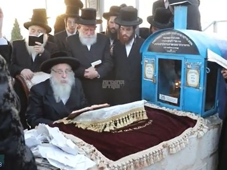 נאסטאלגיע • האד' מצאנז קלויזנבורג ביים ציון הק' פון זקינו הרה"ק מטאלטשאווא זי"ע אין עיה"ק צפת | אלול תשפ"ג