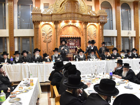 מוצאי י"ז בתמוז • גרויסן ציבור ביי סעודת הילולא פון פון כ"ק אדמו"ר מנאראל זצ"ל אין בני ברק