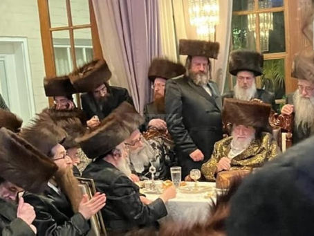 באשיידענע מסיבת שבע ברכות אין אכסניא פון האד' מוויזניץ אין לאס אנדזשעלעס מיט השתתפות פון פינעף אדמור"י וויזניץ