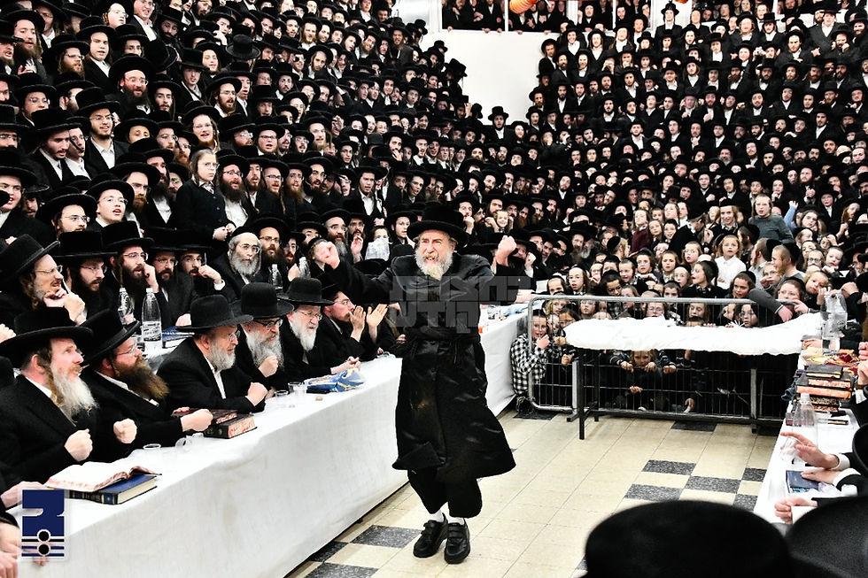 טויזנטער ביי מעמד הדלקת נירות חנוכה אין ראחמיסטריווקא הויף | בילדער גאלעריע