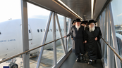 צהלי ורוני יושבת ציון: חסידי צאנז קלויזענבורג אין ארץ ישראל מקבל פנים געווען האד' מצאנז קלויזענבורג בשערי ארה"ק