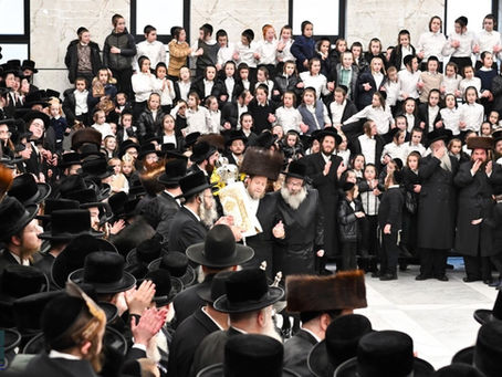 המון חוגג: גיגאנטישער בנין ישיבה קטנה אמרי חיים וויזניץ אין בארא פארק פייערליך באנייט קאמבינירט מיט הכנסת ס"ת