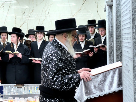 האד' מסאטמאר איז פוקד מקום מנוחת הצדיקים אין קרית יואל לקראת חתונה הגדולה פון צווייטן דור רביעי