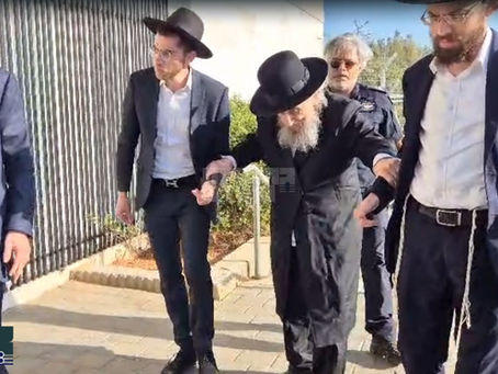 ווידיאו • ראש הישיבה הגאון ר' דוב לאנדא ביים אנקומען צום מיליטערישע טורמע וואו צוויי תלמידי הישיבה שמאכטן אין תפיסה