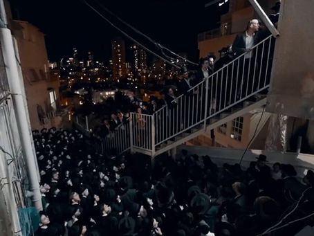 ווידיאו • טויזנטער ביי הקבלת פני רבו ברגל במעונו פונעם ראש הישיבה הגאון רבי דוב לאנדא אין בני ברק