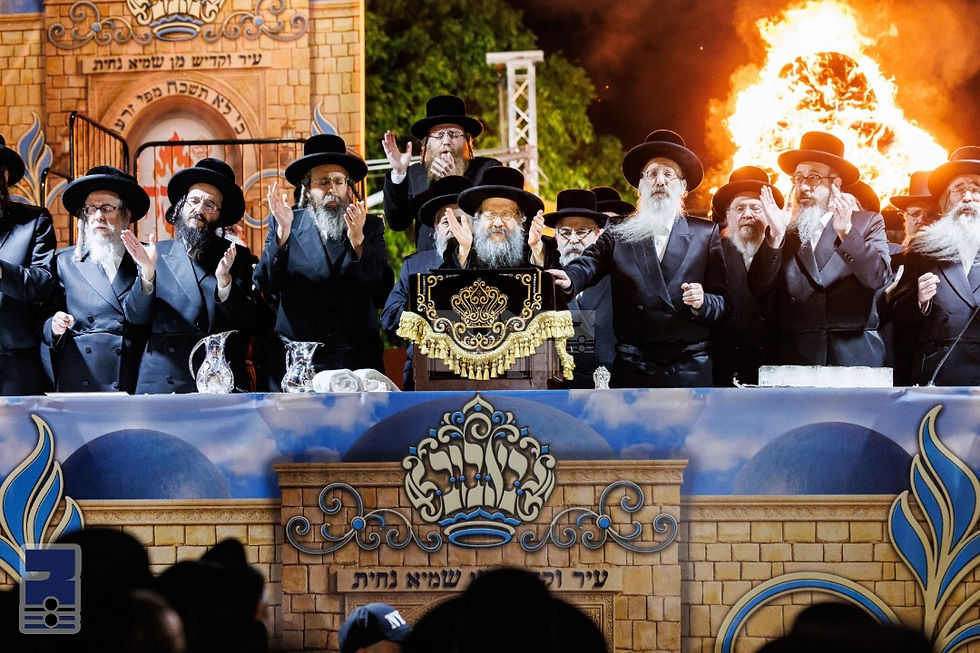 פייערליכע מעמד ההדלקה בחצר הקודש באבוב-45 מיטגעהאלטן דורך טויזנטער חסידים ותושבי בארא פארק