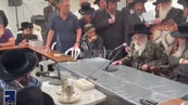 ווידיאו • האד' מוויזניץ איז מנחם אבל האד' ממעזיבוז ובניו על פטירת הרבנית ממעזיבוז ע"ה