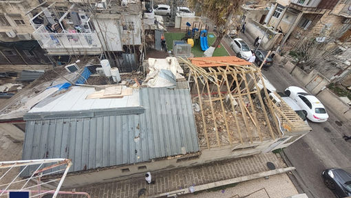 חרב ובנוי: היסטארישע צוריקבוי פון ביתו נאוה קודש פון הרה"ק ר' שלמה'קע זוועהילער זי"ע