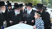 מעמד הקמת מצבה על קברו פון הגה"צ רבי חיים דוב האלפערין זצ"ל בן האד' מוואסלוי וחתן האד' מבוהוש