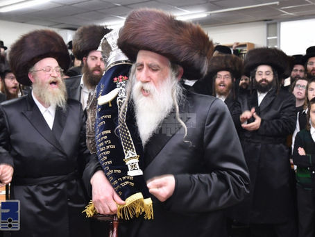 ספר המלך: עדת חסידי מאחנובקא בעלזא אין שפאנונג צו חגיגת הכנסת ספר תורה געשריבן לזכותו פון האד' ממאחנובקא בעלזא