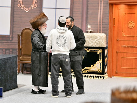 התרגשות’דיגע מאמענטן אין וויזניץ: באפרייטער משכון יוסף חיים אוחאנא באטייליגט ביים מעמד הדלקת נרות חנוכה