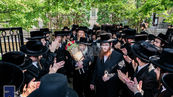 תלמידי מתיבתא אין קרית יואל אריינגעגעבן ספר תורה לע"נ הבחור החשוב יהודה יאקאב ז"ל ממציוני תלמידי המתיבתא
