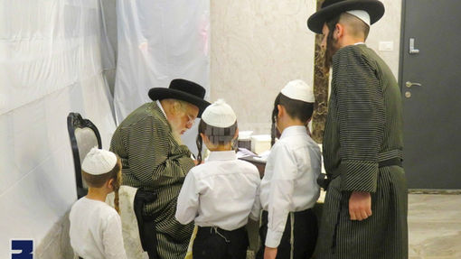 האד' מתולדות אהרן וועט וויילן א פולע וואך אין בית שמש אויפצונעמען די חסידים תושבי העיר צום נייעם יאר