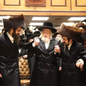 ווידיאו • האד' ממונקאטש באשיינט חגיגת הכנסת ספר תורה צום ביהמ"ד סקולען אין וויליאמסבורג