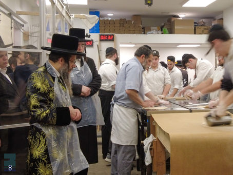 לַחְמָא עַנְיָא • האד' מסקולען לעיקוואד ביים מצות באקן לקראת חג הפסח