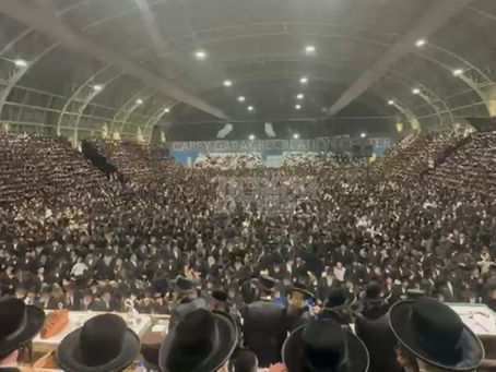 ווידיאו • מעמד הודאה לרגל כ"א כסליו בחצר הקודש סאטמאר אין גיגאנטישן קראונהייטס ארמארי