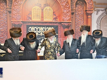 אין לשכוח: האד' מוויזניץ פראוועט זעלטענעם שבת אין מושב באר יעקב אויסשליסליך מיט די זקני החסידים