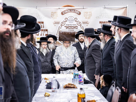 מעמד קביעת מזוזה ביים נייעם צייטווייליגער בית המדרש החדש דקהל יטב לב "שכונת פאירט וואורד" בראשות האד' מסאטמאר