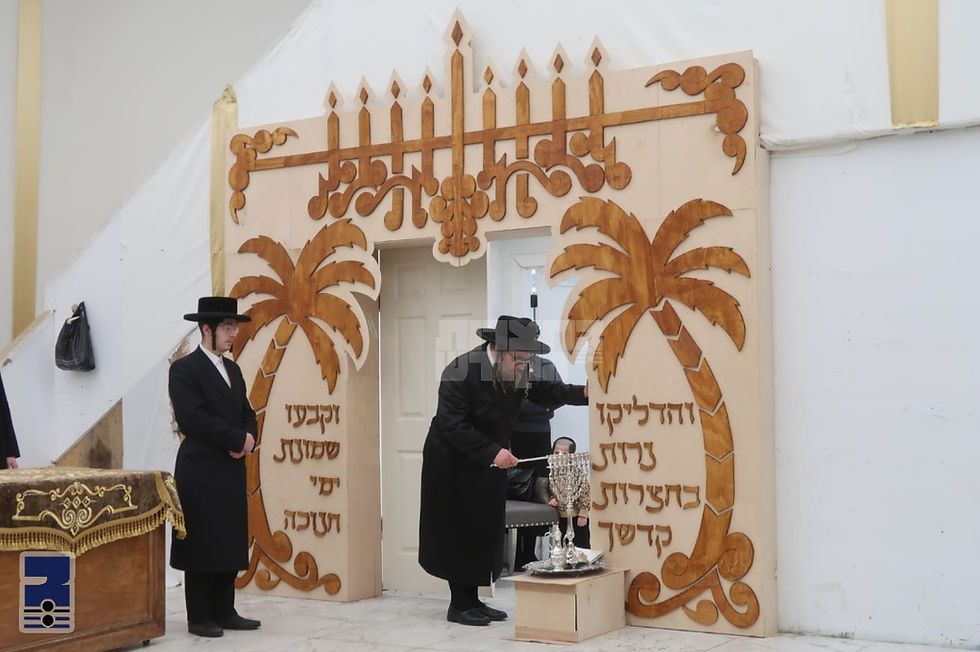 הגה"צ אבד"ק סאטמאר וויליאמסבורג שליט"א ביי הדלקת נר חנוכה בהיכל ישיבה קטנה שביל התורה בנשיאתו