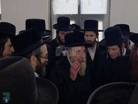 ווידיאו • האד' מראחמיסטריווקא באזוכט בבית מדרשו החדש פון האד' מראחמיסטריווקא אוק ען וויין אין לעיקוואד