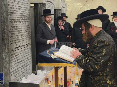 ווידיאו • האד' מקרעטשניף כפר עטה איז מתפלל ביים ציון פון הרה"ק מסאטמאר זי"ע אין קרית יואל